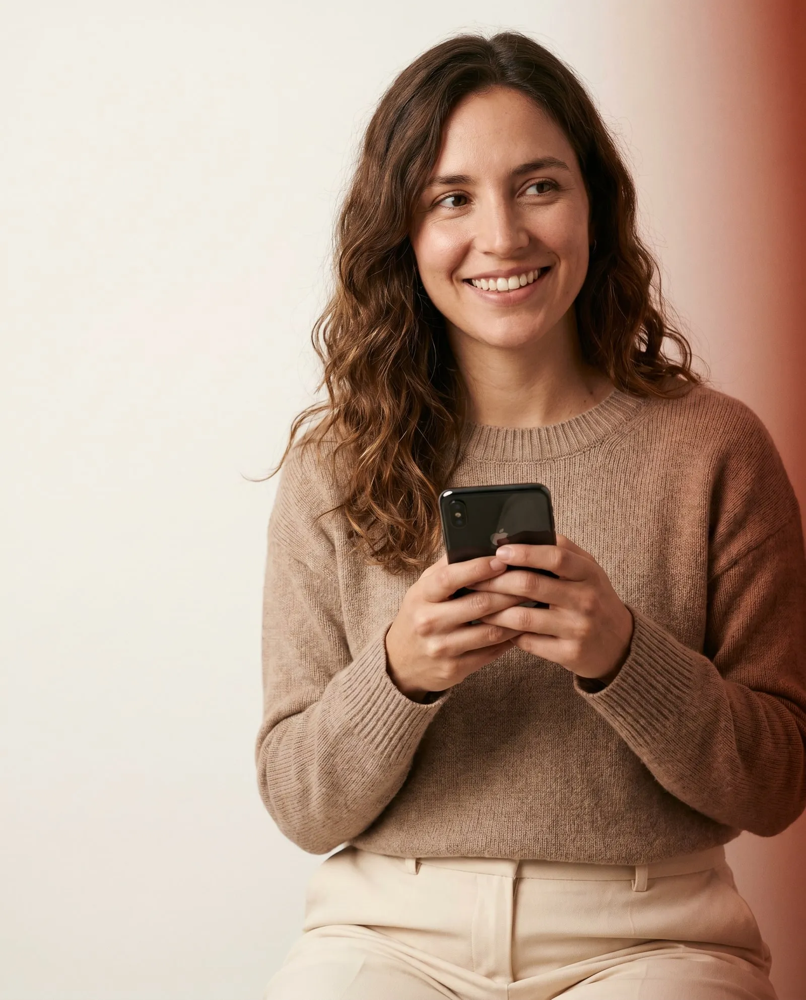 Persona usando su celular después de portar su número a una nueva compañía